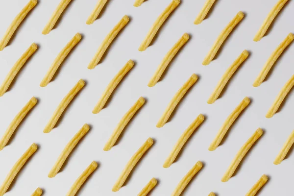 Vista dall'alto di patatine fritte modello senza soluzione di continuità su bianco — Foto stock