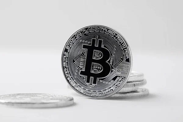 Plan rapproché de Bitcoin debout sur la surface blanche — Photo de stock