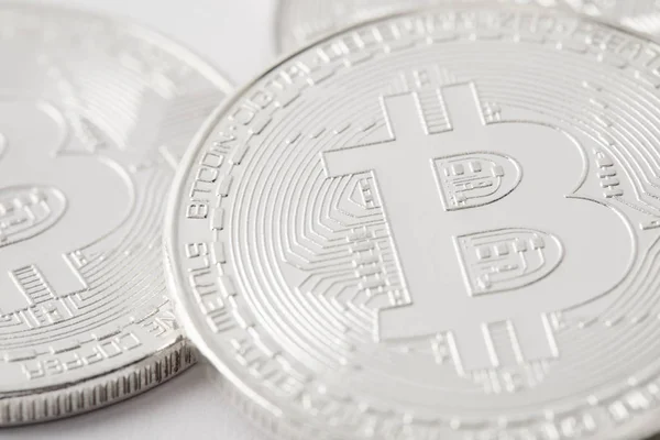 Primo piano colpo di pile bitcoin d'argento — Foto stock