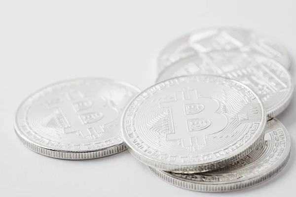 Nahaufnahme eines Haufens Bitcoins, der auf weißer Oberfläche liegt — Stockfoto