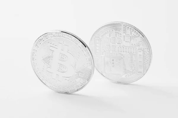 Primer plano de los bitcoins en la superficie blanca - foto de stock