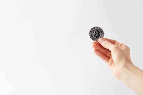 Abgeschnittene Aufnahme einer Frau, die Bitcoin isoliert auf Weiß hält — Stockfoto