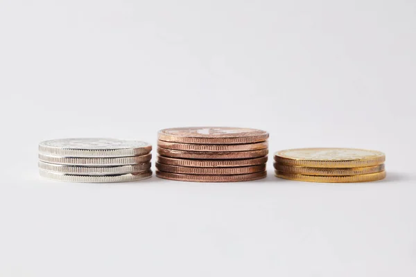 Макро постріл стеки золотого, срібного і бронзового bitcoins на білому — Stock Photo