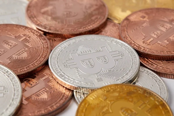 Primo piano colpo di vari bitcoin versati sulla superficie bianca — Foto stock