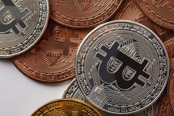 Vollbild-Aufnahme verschiedener Bitcoins auf weißer Oberfläche — Stockfoto