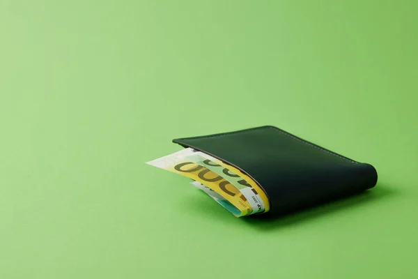 Close-up de carteira com notas de euro em verde — Fotografia de Stock