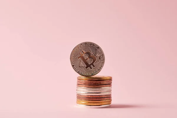 Nahaufnahme eines Stapels Bitcoins auf rosa Oberfläche — Stockfoto