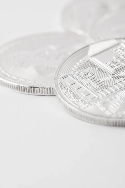 Закри вистрілив палі срібло bitcoins на білий настільні — стокове фото