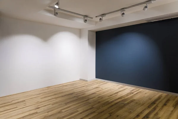 Chambre vide avec murs sombres et blancs et plancher en bois — Photo de stock