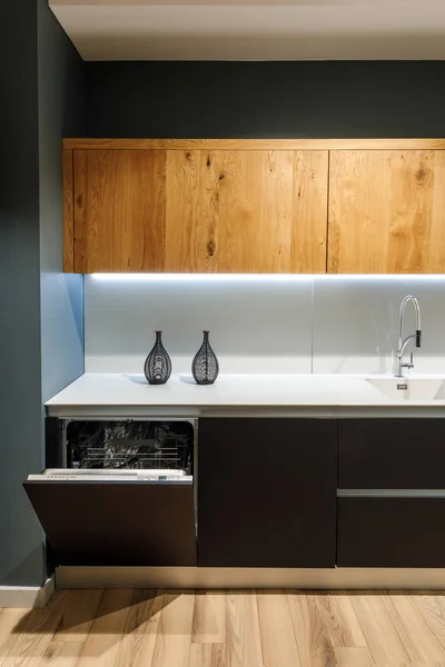 Інтер'єр сучасної кухні з вбудованою посудомийною машиною — стокове фото