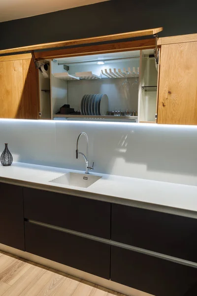 Intérieur de cuisine rénové avec vaisselle élégante dans le placard — Photo de stock