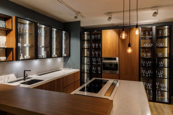 Інтер'єр сучасної кухні зі скляними шафами та декоративними лампочками — стокове фото