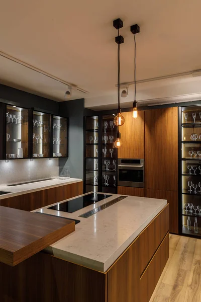 Стильная кухня с элегантными деревянными шкафами — стоковое фото