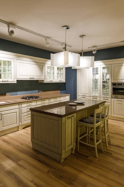 Stylish kitchen with elegant shiny table and chandelier — Stock Photo
