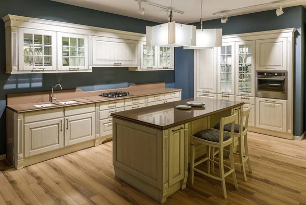 Intérieur de la cuisine moderne avec armoires en bois — Photo de stock