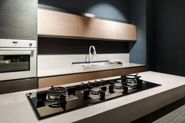 Interior da cozinha moderna com fogão de metal — Stock Photo