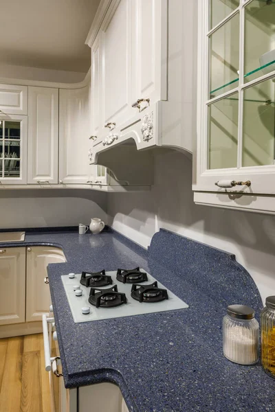 Cozinha elegante com balcão de pedra elegante e fogão — Fotografia de Stock