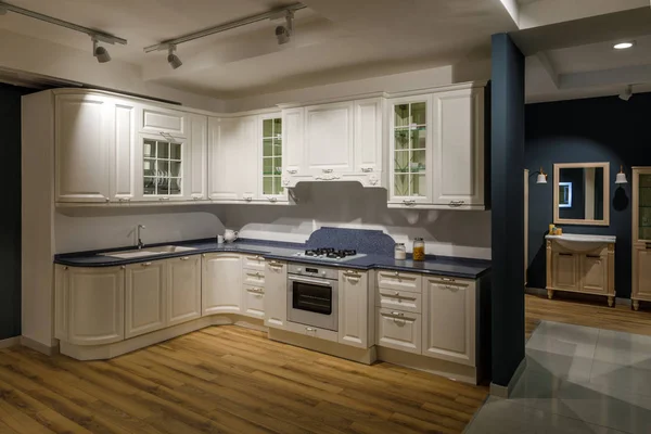 Interior de la cocina renovada en tonos blanco y azul - foto de stock