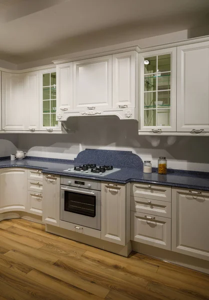 Interior da cozinha moderna com armários brancos — Fotografia de Stock