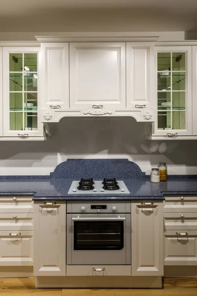 Elegante cocina con estufa y horno en mostrador de madera - foto de stock