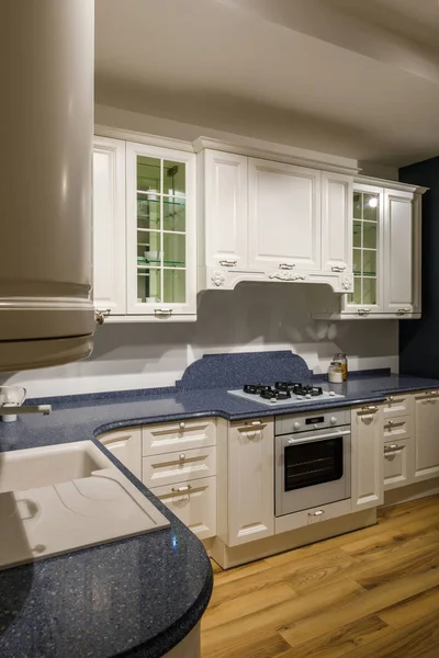 Intérieur de cuisine rénové avec armoires blanches — Photo de stock