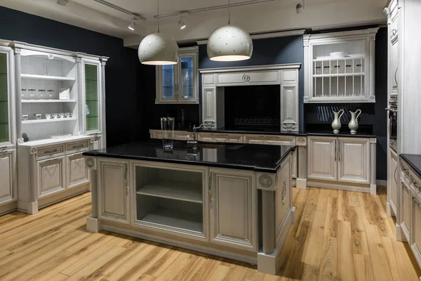 Interior de la cocina renovada en tonos oscuros - foto de stock