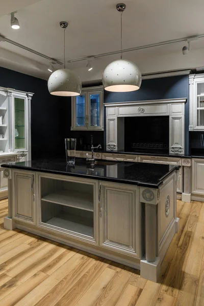 Interior da cozinha moderna com lâmpadas ao balcão — Stock Photo