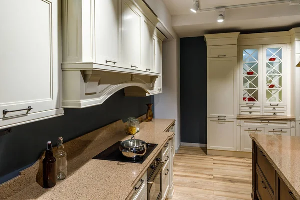 Cozinha elegante com balcão de estilo vintage e fogão — Fotografia de Stock