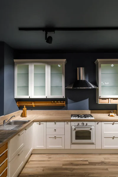 Интерьер современной кухни с белыми шкафами — стоковое фото