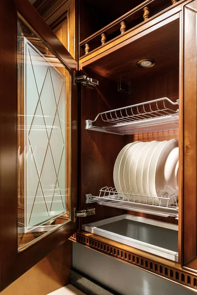 Cucina elegante con piatti bianchi in armadio — Foto stock