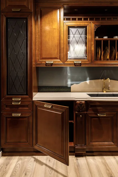 Intérieur de cuisine rénové avec des armoires en bois élégantes — Photo de stock