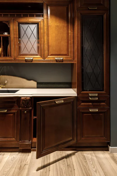 Інтер'єр кухні зі стильним дизайном з шафами в старовинному стилі — стокове фото