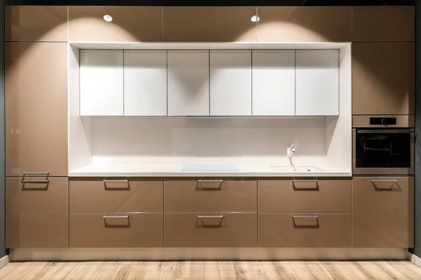 Intérieur de la cuisine moderne avec un design élégant aux couleurs marron et blanc — Photo de stock