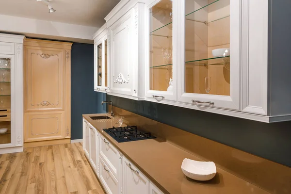 Interior da cozinha moderna com design elegante e fogão no balcão — Stock Photo