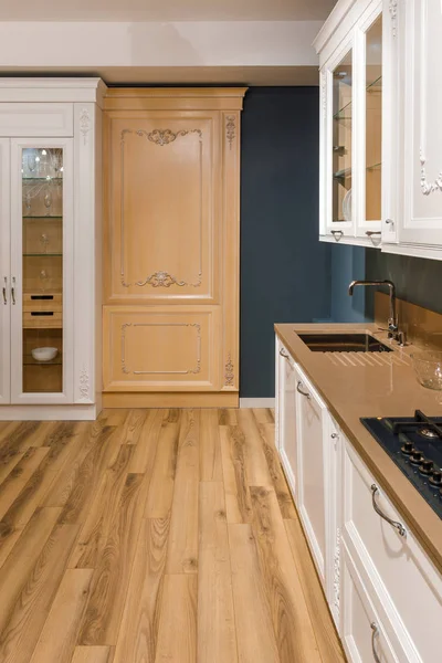 Interior da cozinha renovado com detalhes elegantes — Fotografia de Stock
