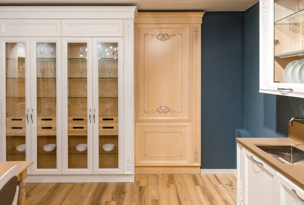 Interior da cozinha moderna com design elegante — Fotografia de Stock