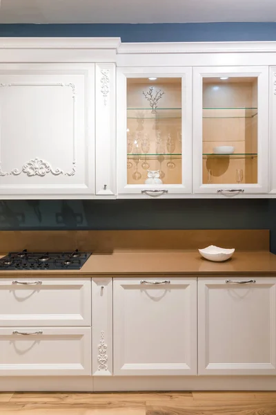 Elegante cocina con elegante mostrador de madera - foto de stock