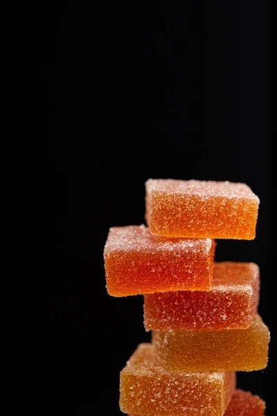 Vista close-up de pilha de doces de geleia isolado no fundo preto — Fotografia de Stock