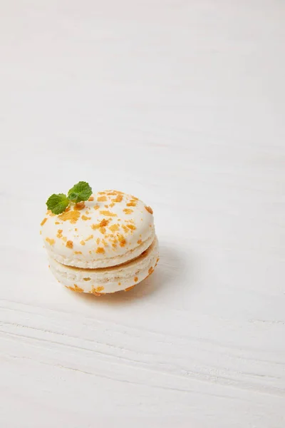 Closeup shot of macaron on white wooden tabletop — Stock Photo