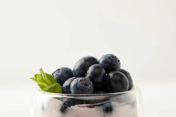 Close up view of pudding with fresh blueberries on grey backdrop — Stock Photo