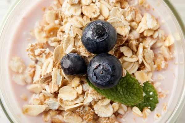 Nahaufnahme Pudding-Dessert mit Blaubeeren, Haferflocken und Minze — Stockfoto