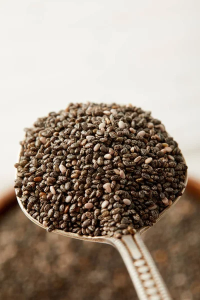 Foco seletivo de sementes de chia na colher — Fotografia de Stock