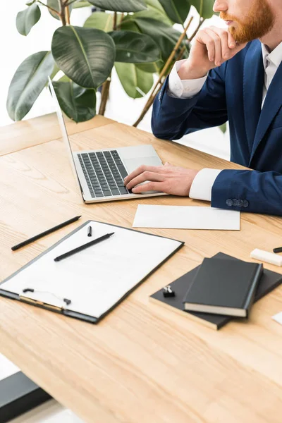 Plan recadré de l'homme d'affaires travaillant sur ordinateur portable sur le lieu de travail dans le bureau — Photo de stock