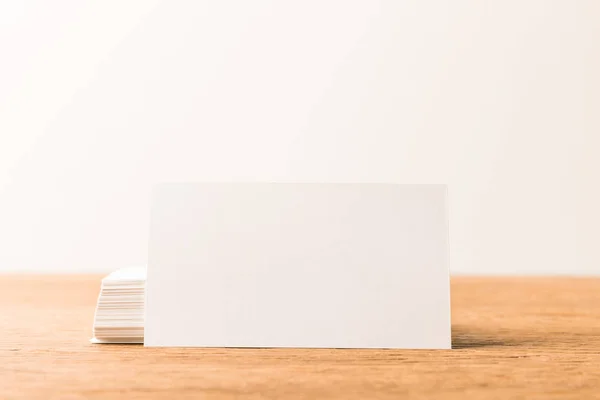 Закрыть вид пустых карточек на деревянной поверхности на сером фоне — стоковое фото