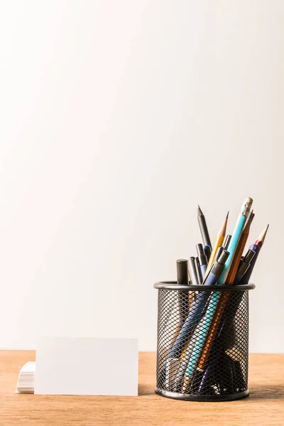 Nahaufnahme von Schreibwaren und leeren Karten auf Holztischplatte vor grauem Hintergrund — Stockfoto