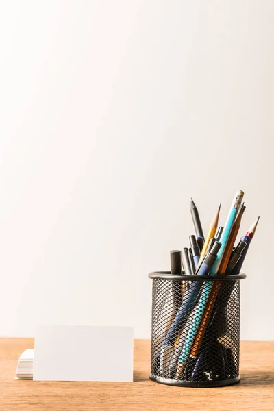 Primer plano vista de papelería y tarjetas en blanco sobre mesa de madera sobre fondo gris - foto de stock