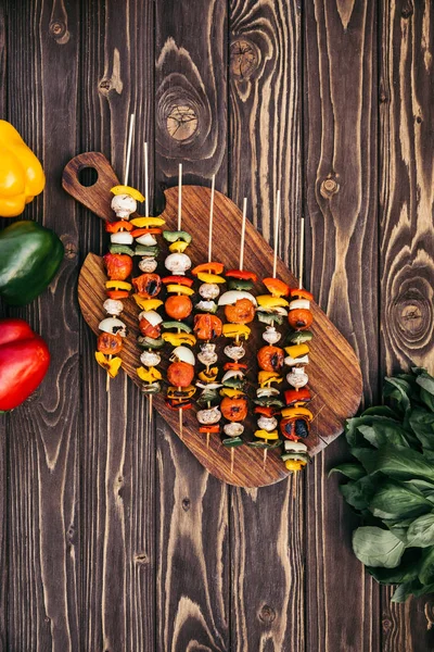 Wooden board with vegetables and mushrooms grilled for outdoors barbecue — Stock Photo