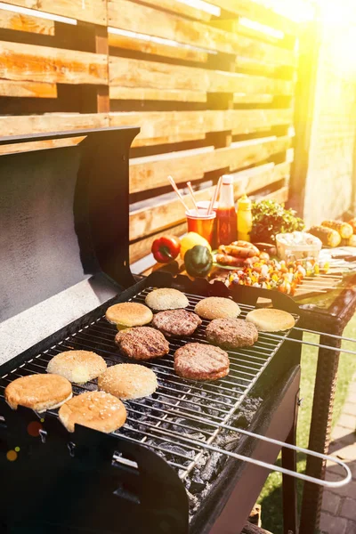 Dinner with vegetables and burgers grilled for outdoors barbecue — Stock Photo