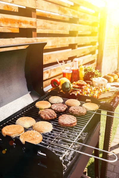 Cena con verduras y hamburguesas a la parrilla para barbacoa al aire libre - foto de stock