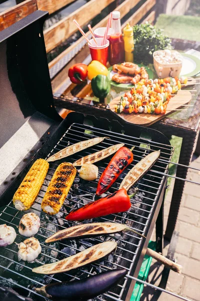 Fireplace with vegetables grilled for outdoors barbecue — Stock Photo